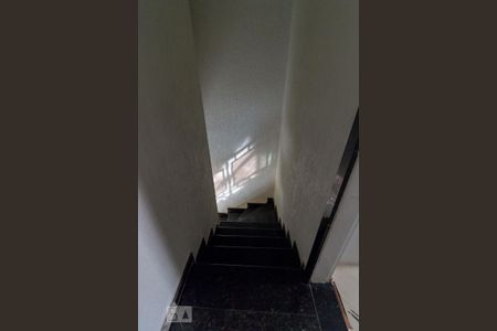 Casa de condomínio para alugar com 150m², 3 quartos e 4 vagasEscadas