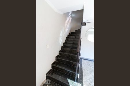 Escadas de casa de condomínio para alugar com 3 quartos, 150m² em Vila Rio, Guarulhos
