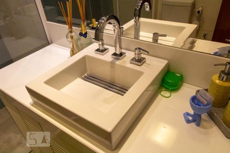 Apartamento à venda com 96m², 2 quartos e 2 vagas Apartamento à venda com 96m², 2 quartos e 2 vagasBanheiro da Suíte