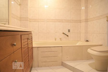 Apartamento à venda com 200m², 3 quartos e 1 vaga Apartamento à venda com 200m², 3 quartos e 1 vagaBanheiro da Suíte