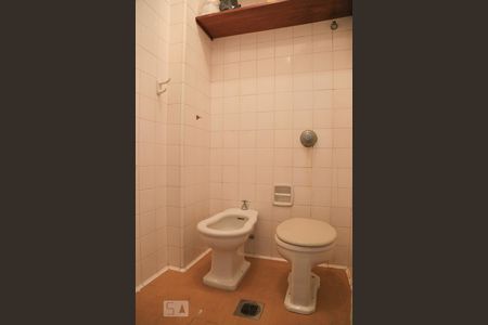 Apartamento à venda com 200m², 3 quartos e 1 vaga Apartamento à venda com 200m², 3 quartos e 1 vagaBanheiro de Serviço