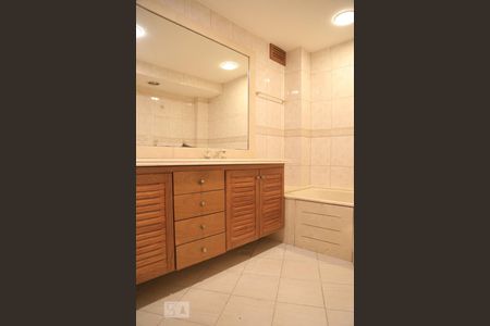 Apartamento à venda com 200m², 3 quartos e 1 vaga Apartamento à venda com 200m², 3 quartos e 1 vagaBanheiro da Suíte