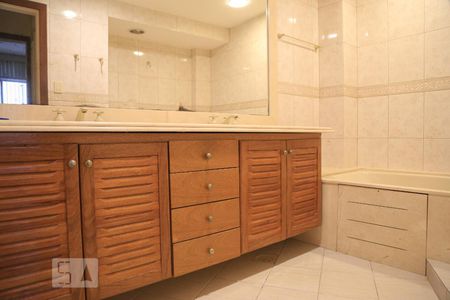 Apartamento à venda com 200m², 3 quartos e 1 vaga Apartamento à venda com 200m², 3 quartos e 1 vagaBanheiro da Suíte