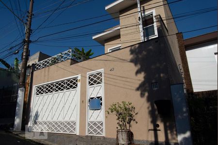 Casa à venda com 230m², 4 quartos e 2 vagas Casa à venda com 230m², 4 quartos e 2 vagasFachada