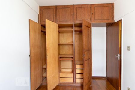 Quarto 1 - Armários de apartamento para alugar com 3 quartos, 70m² em Santo Antônio, Belo Horizonte