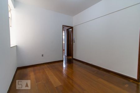 Sala de apartamento para alugar com 3 quartos, 70m² em Santo Antônio, Belo Horizonte