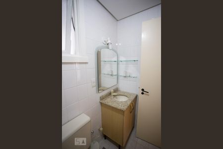 Banheiro de apartamento à venda com 2 quartos, 54m² em Santo Antônio, Porto Alegre