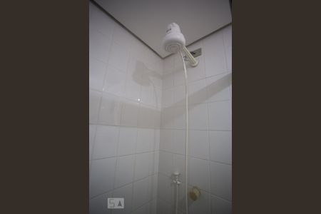 Banheiro de apartamento à venda com 2 quartos, 54m² em Santo Antônio, Porto Alegre