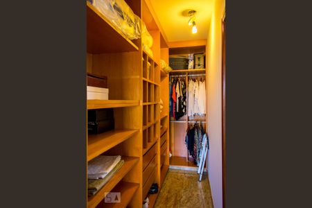 Casa à venda com 630m², 4 quartos e 8 vagasCloset da Suíte 3