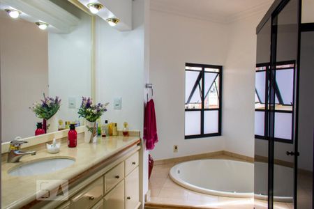 Casa à venda com 630m², 4 quartos e 8 vagasBanheiro da Suíte 1