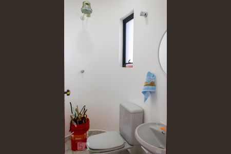 Casa à venda com 630m², 4 quartos e 8 vagasBanheiro de Serviço