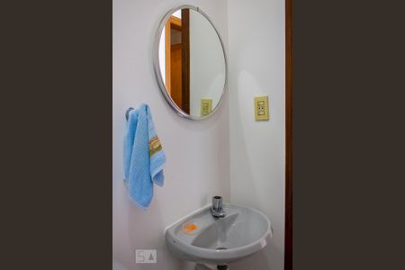 Casa à venda com 630m², 4 quartos e 8 vagasBanheiro de Serviço