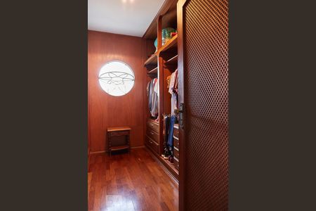 Casa à venda com 590m², 5 quartos e 5 vagasCloset da Suite 4