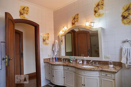 Casa à venda com 590m², 5 quartos e 5 vagasBanheiro da Suite 4