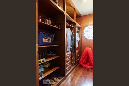 Casa à venda com 590m², 5 quartos e 5 vagasCloset da suíte 1