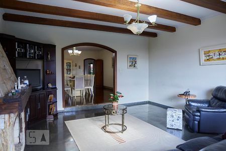 Casa à venda com 590m², 5 quartos e 5 vagasSala de TV