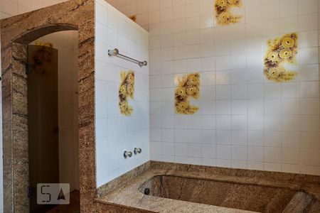 Casa à venda com 590m², 5 quartos e 5 vagasBanheiro da Suite 2