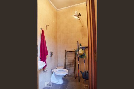 Casa à venda com 590m², 5 quartos e 5 vagasBanheiro de Serviço