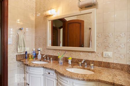 Casa à venda com 590m², 5 quartos e 5 vagasBanheiro da Suite 1