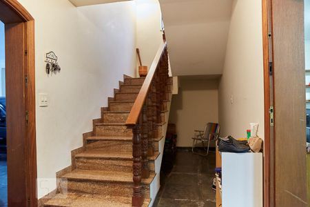 Casa à venda com 590m², 5 quartos e 5 vagasEscada