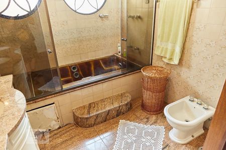 Casa à venda com 590m², 5 quartos e 5 vagasBanheiro da Suite 1