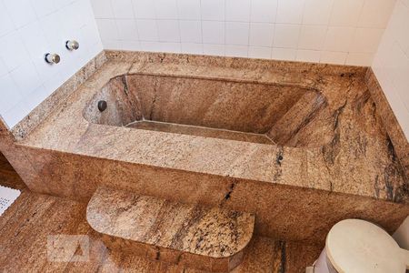 Casa à venda com 590m², 5 quartos e 5 vagasBanheiro da Suite 2