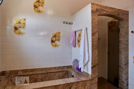 Casa à venda com 590m², 5 quartos e 5 vagasBanheiro da Suite 4