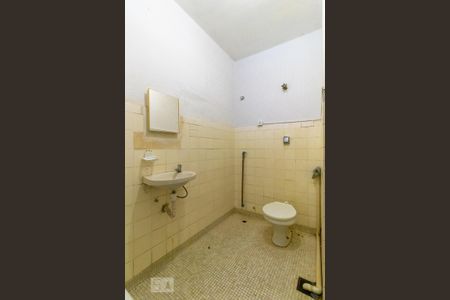 Banheiro de kitnet/studio para alugar com 1 quarto, 39m² em Centro, Campinas