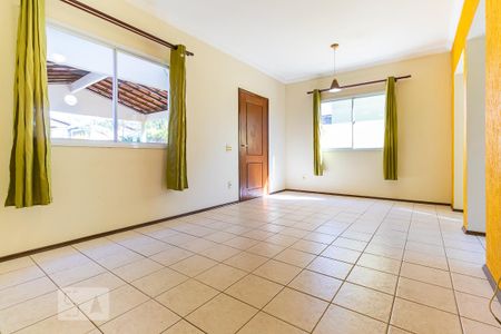 Sala de casa de condomínio para alugar com 3 quartos, 117m² em Parque Rural Fazenda Santa Cândida, Campinas