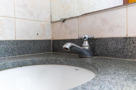Banheiro social de casa de condomínio para alugar com 3 quartos, 117m² em Parque Rural Fazenda Santa Cândida, Campinas