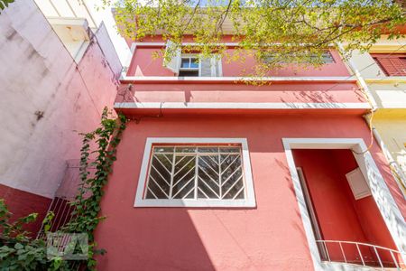 Casa para alugar com 130m², 3 quartos e 1 vaga Casa para alugar com 130m², 3 quartos e 1 vagaFachada