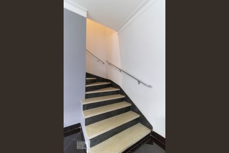 Escada de casa para alugar com 5 quartos, 300m² em Vila Nair, São Paulo