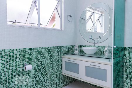 Casa à venda com 450m², 4 quartos e 6 vagasBanheiro da Suíte 2