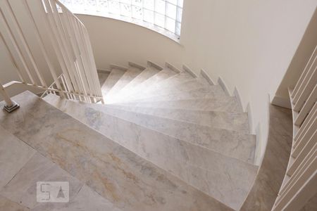 Casa à venda com 450m², 4 quartos e 6 vagasEscada