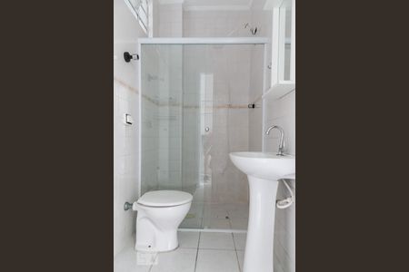 Banheiro de kitnet/studio para alugar com 1 quarto, 23m² em Boqueirão, Santos