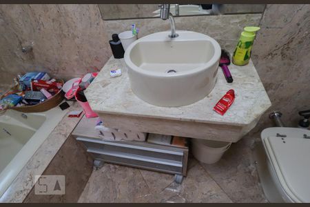 Casa à venda com 300m², 2 quartos e 2 vagasBanheiro da Suíte 1