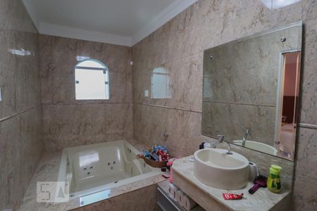 Casa à venda com 300m², 2 quartos e 2 vagasBanheiro da Suíte 1