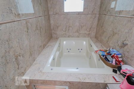 Casa à venda com 300m², 2 quartos e 2 vagasBanheiro da Suíte 1