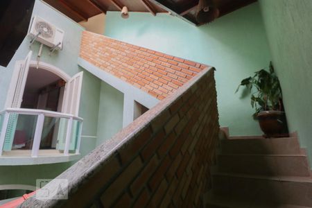 Casa à venda com 300m², 2 quartos e 2 vagasEscadas externa