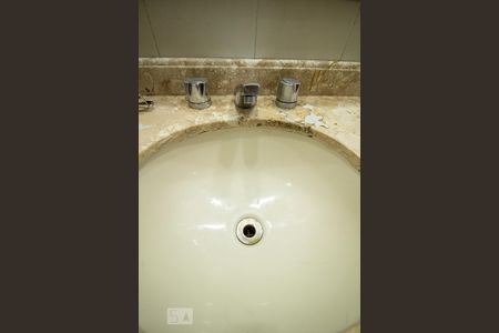 Apartamento à venda com 130m², 4 quartos e 3 vagas Apartamento à venda com 130m², 4 quartos e 3 vagasBanheiro Social