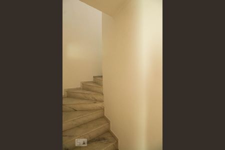Escada de casa para alugar com 3 quartos, 160m² em Vila Firmiano Pinto, São Paulo