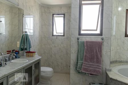 Apartamento à venda com 250m², 4 quartos e 4 vagasBanheiro da Suíte 3