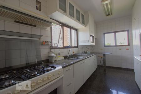 Apartamento à venda com 230m², 5 quartos e 4 vagasCozinha