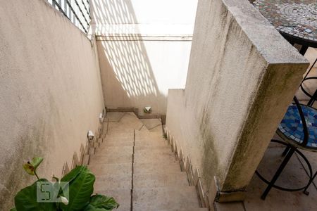 Casa à venda com 150m², 5 quartos e sem vagaEscada externa