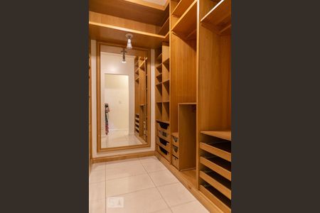 Apartamento para alugar com 219m², 4 quartos e 3 vagas Apartamento para alugar com 219m², 4 quartos e 3 vagasCloset