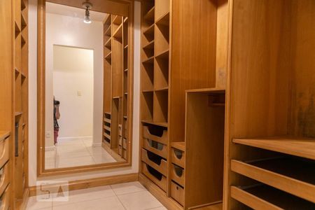 Apartamento para alugar com 219m², 4 quartos e 3 vagas Apartamento para alugar com 219m², 4 quartos e 3 vagasCloset