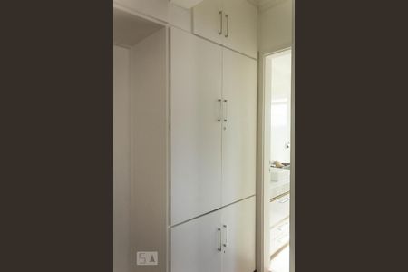 Apartamento à venda com 74m², 2 quartos e 1 vagaArmário Corredor