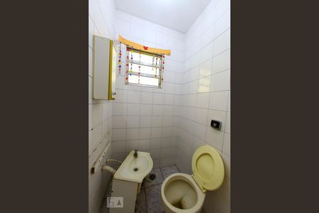 Casa à venda com 204m², 2 quartos e 2 vagas Casa à venda com 204m², 2 quartos e 2 vagasBanheiro da Area de Serviço