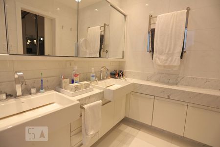 Banheiro da Suíte 1 de apartamento à venda com 3 quartos, 180m² em Ipanema, Rio de Janeiro