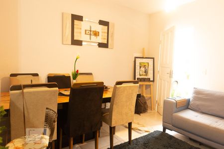 Sala de casa de condomínio para alugar com 2 quartos, 80m² em Jardim Pioneira, Cotia